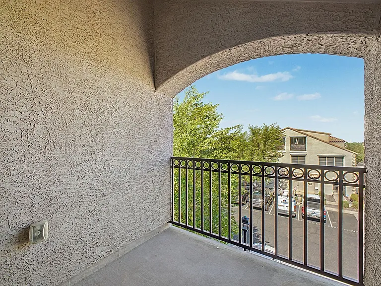 2233 E Huntington Dr — Photo 27
