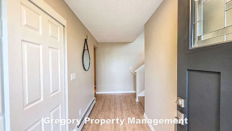 4 bed, 2.0 bath, 1580 sqft, $3,400 — Photo 4