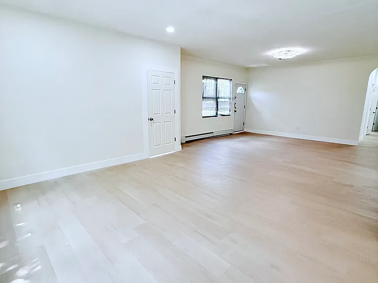 435 E 5th St #1 — Photo 4