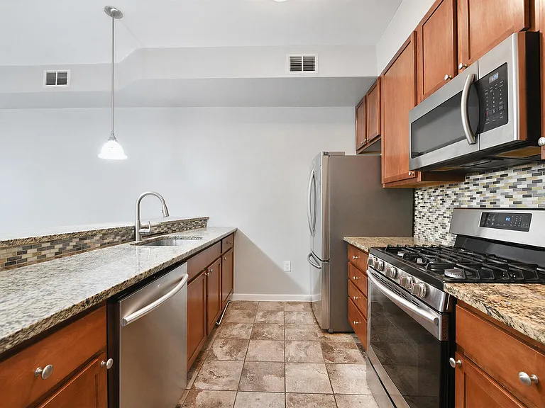 612 12th St #3 — Photo 3