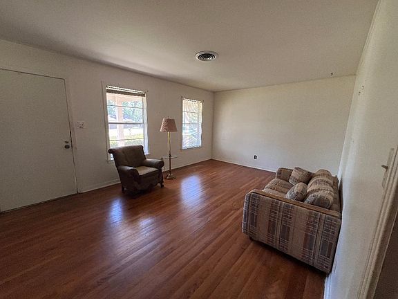 3rd image of 1010 W Garrison St