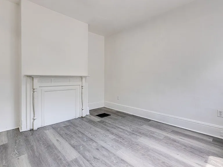 949 Freeland St — Photo 2