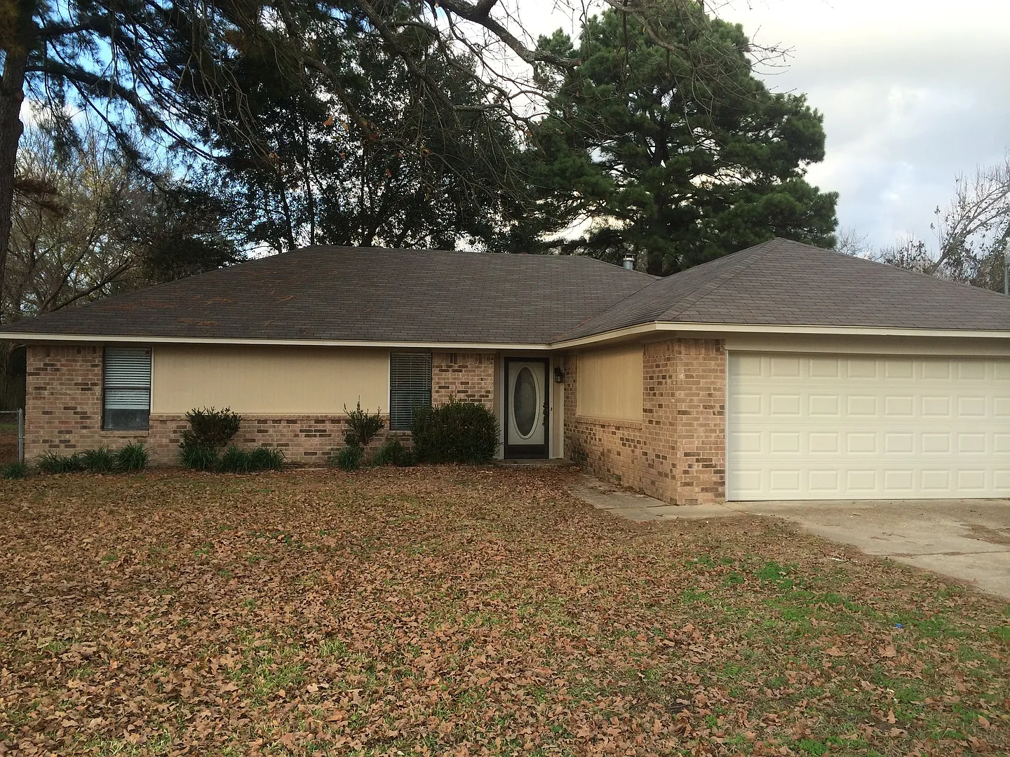 Charming 3 Bedroom in Flint! Coming Soon! — Photo 2