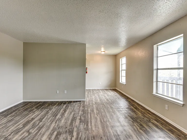 2050 S Saunders St — Photo 17