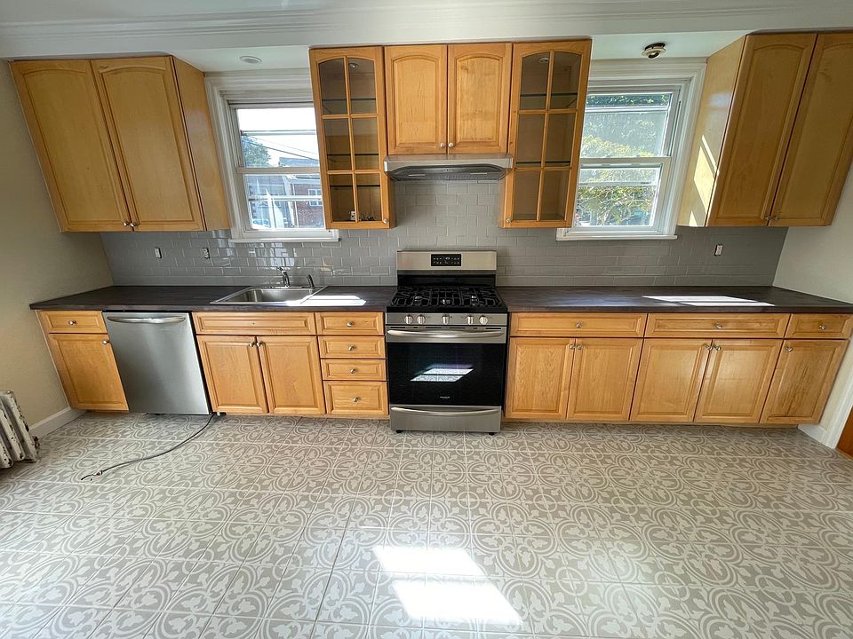 large eat in kitchen