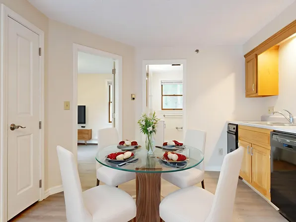 1 Ledgeview Ln APT 6, Bath, ME 04530