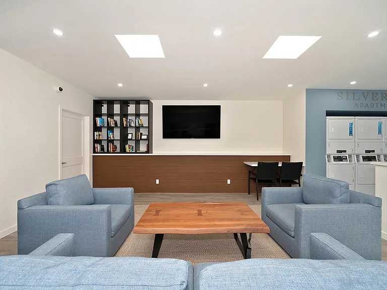 Silver Oak Apartments — Photo 10