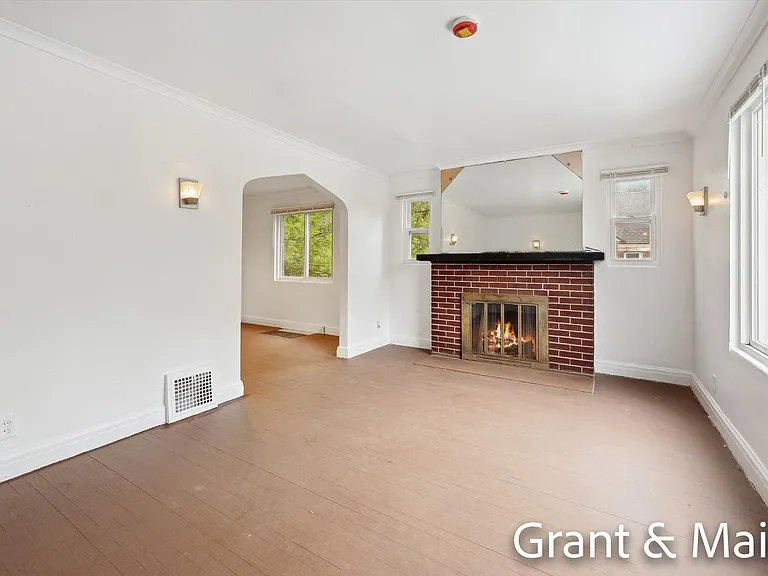 19250 Charest St — Photo 2