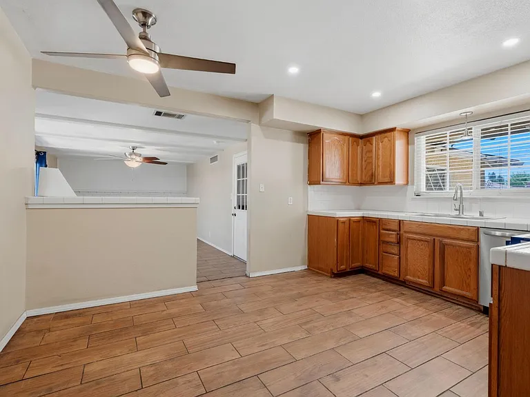 2519 E Buckingham Way — Photo 12