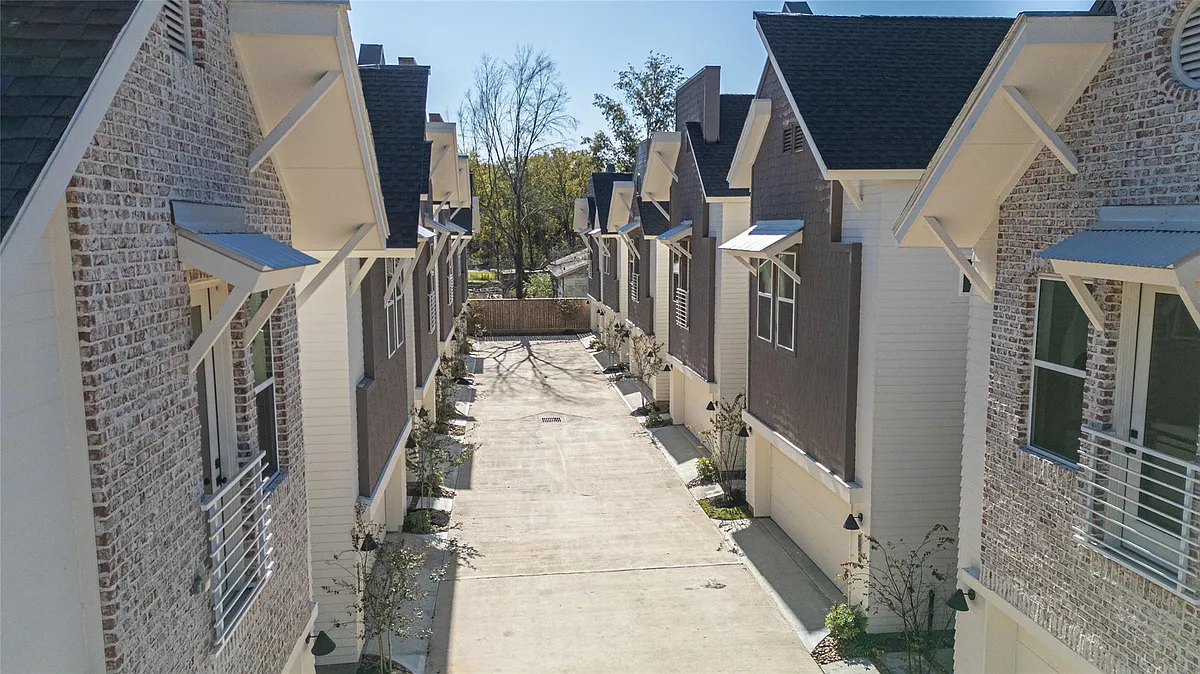 Photo 2 of 23 - 879 Rachel St #F - Houston, TX Building Photo - 879 Rachel St #F