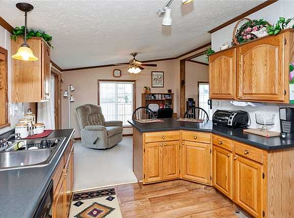 4th image of 1901 S East Dr