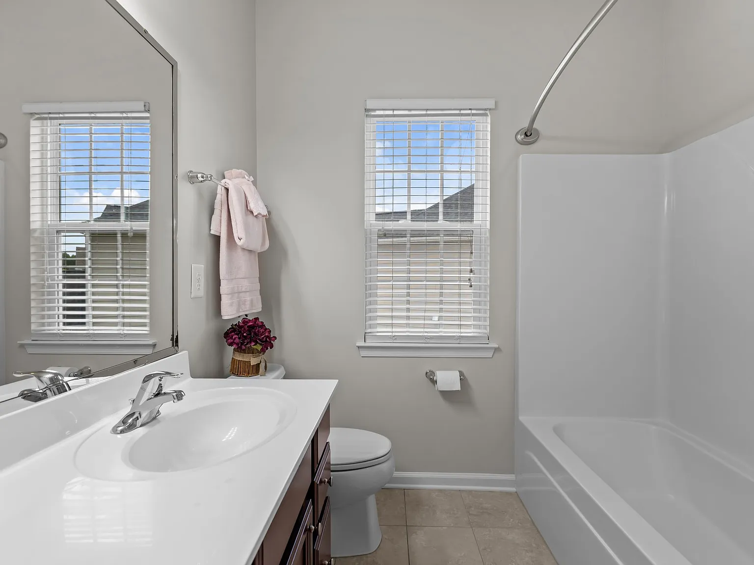 5 bed, 3.5 bath, 4152 sqft, $4,200 — Photo 3