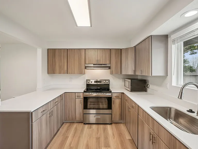 The Arch - Apartments & Townhomes — Photo 17