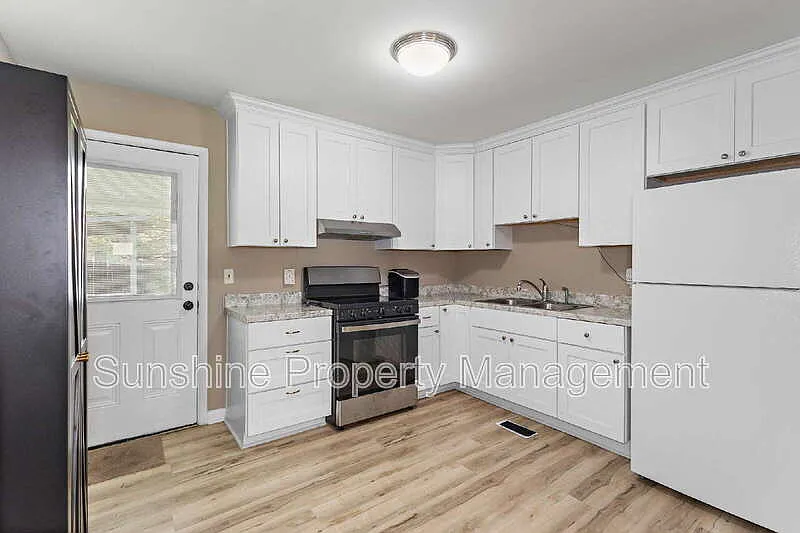 3 bed, 2.0 bath, 1200 sqft, $2,000 — Photo 4