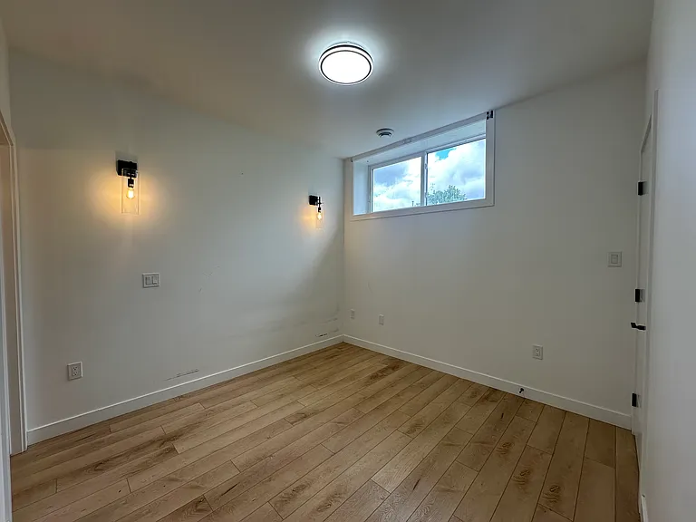 750 Moncton Ave — Photo 11
