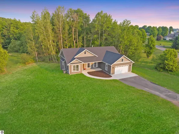 874 Shamrock Ln, Traverse City, MI 49696