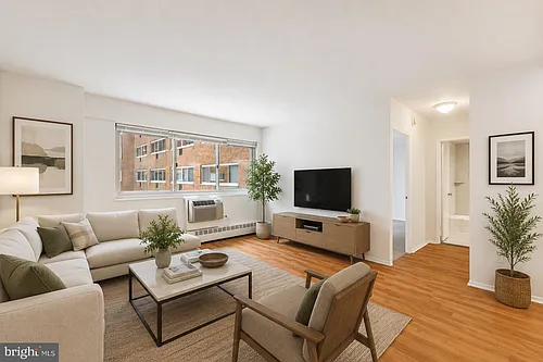 2101 Chestnut St Photo 1