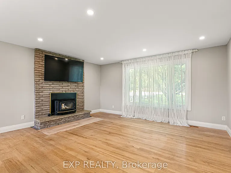 10 Queen Anne Cres — Photo 6