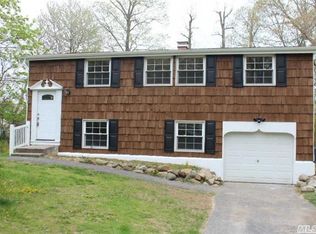 18 Bunny Ln, East Setauket, NY 11733