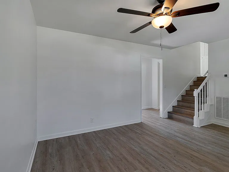 124 Grenadier Dr — Photo 5
