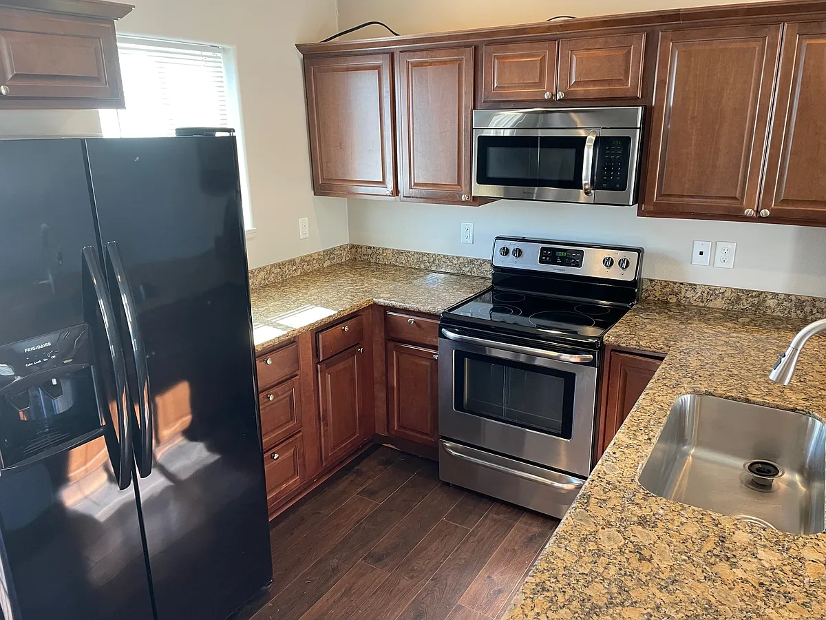 Kitchen - 5803 Victoria Ave #B