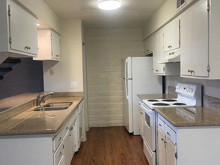 3260-3276 3306 Alexander Dr — Photo 6