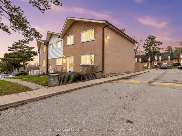 10 Grandravine Dr #5, Toronto, ON M3J 1B1