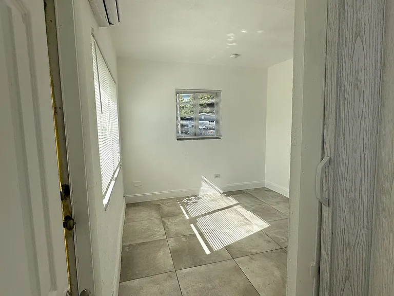 916 NW 3rd Ave — Photo 14