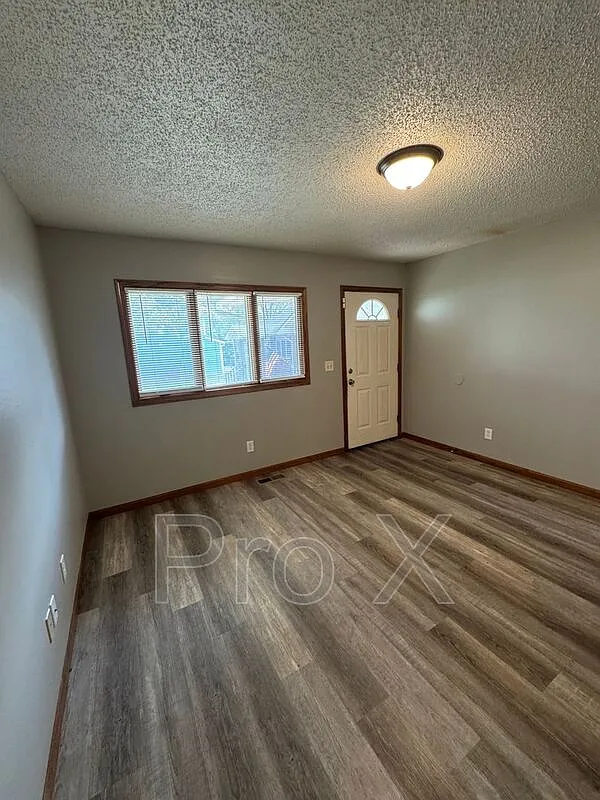 3 bed, 2.0 bath, 1008 sqft, $950 — Photo 2