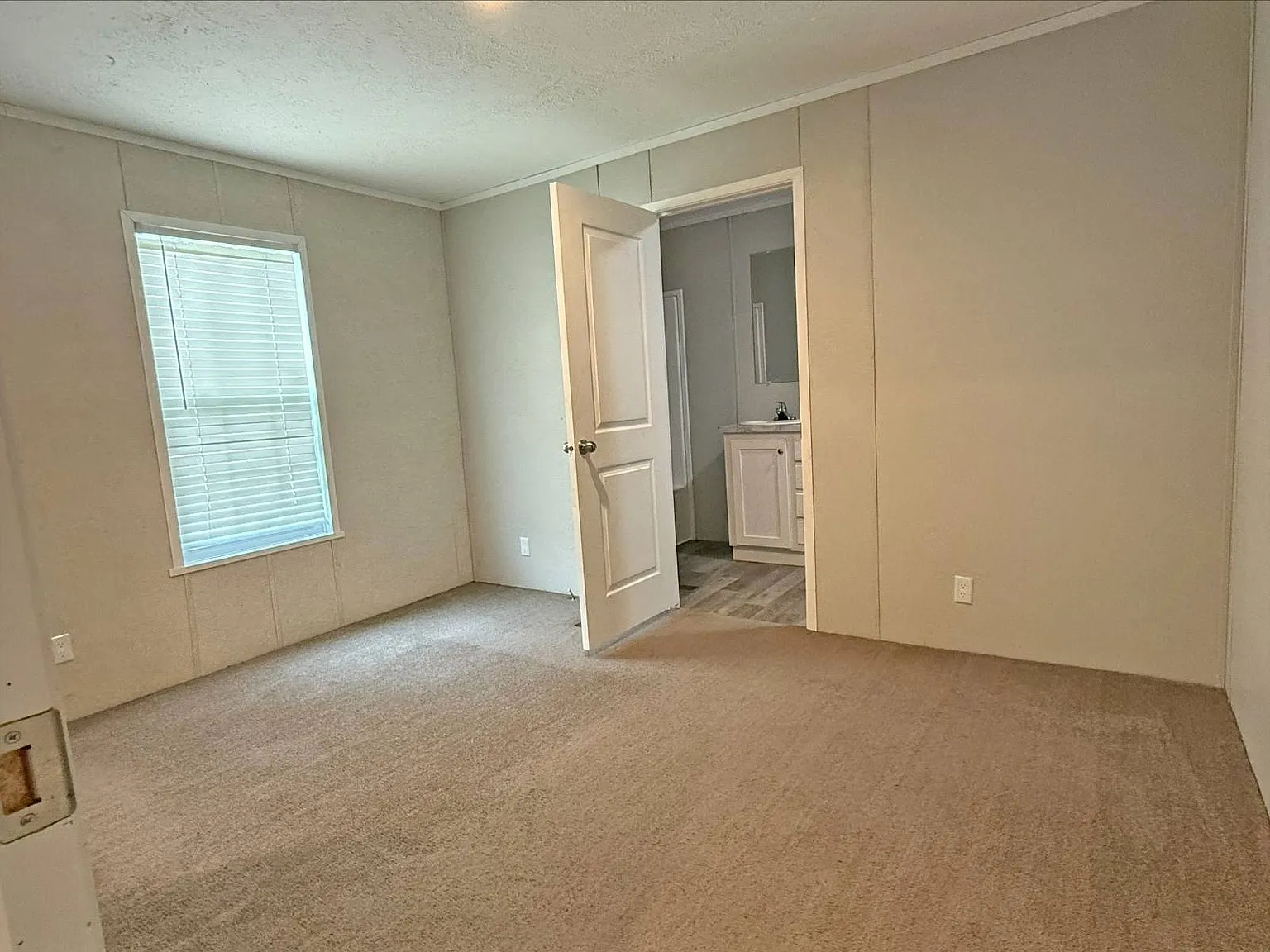 3 bed, 2.0 bath, 860 sqft, $995 — Photo 3