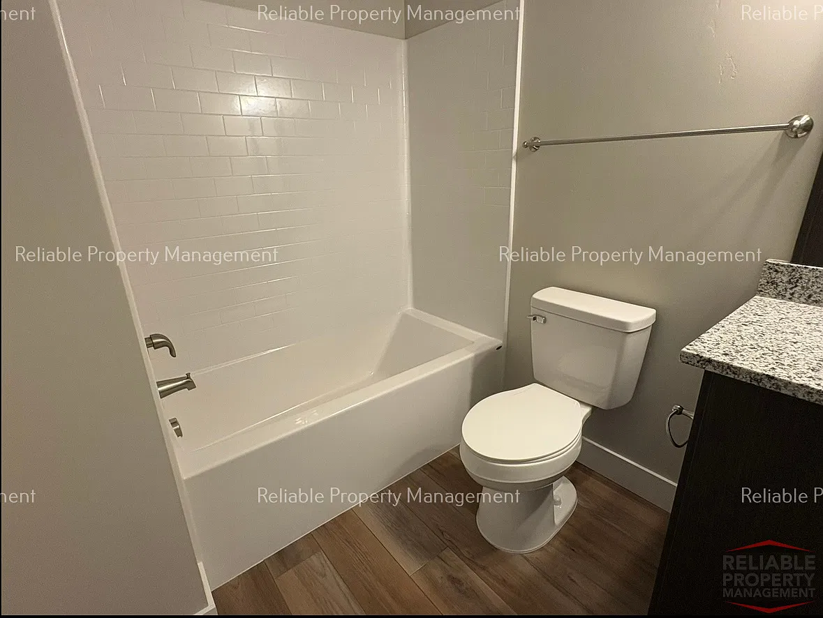 2 bed, 1.5 bath, 923 sqft, $1,295 — Photo 4