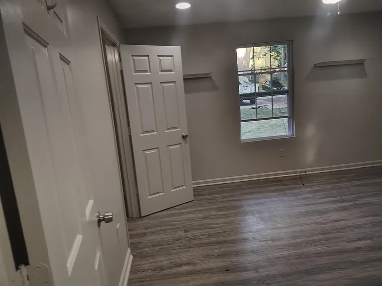 425 Charleston Ln — Photo 8