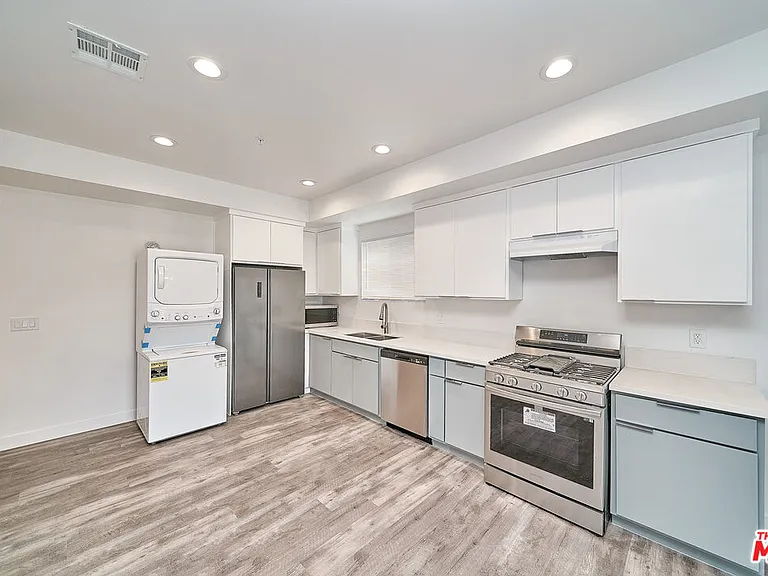 603 W 41st Pl — Photo 10