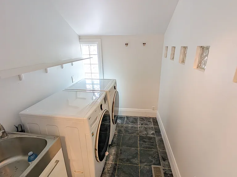 561 Parliament St — Photo 13
