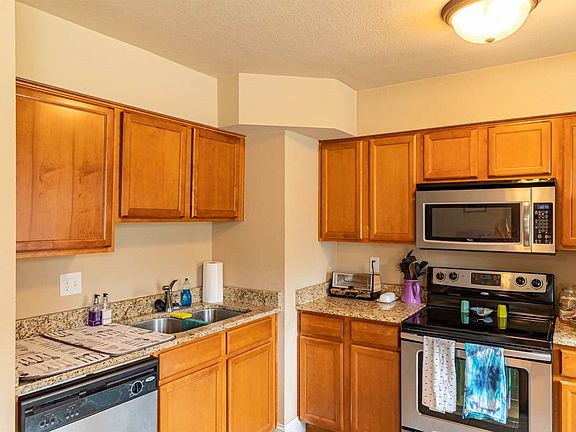 3rd image of 100 Grandview Ct