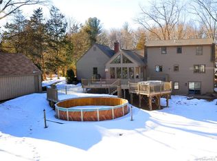 4 Greencrest Dr, Farmington, CT 06032