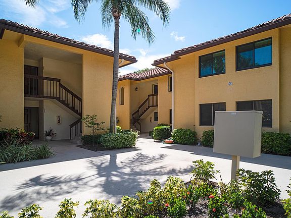 3rd image of 50 Pelican Pointe Dr APT 104