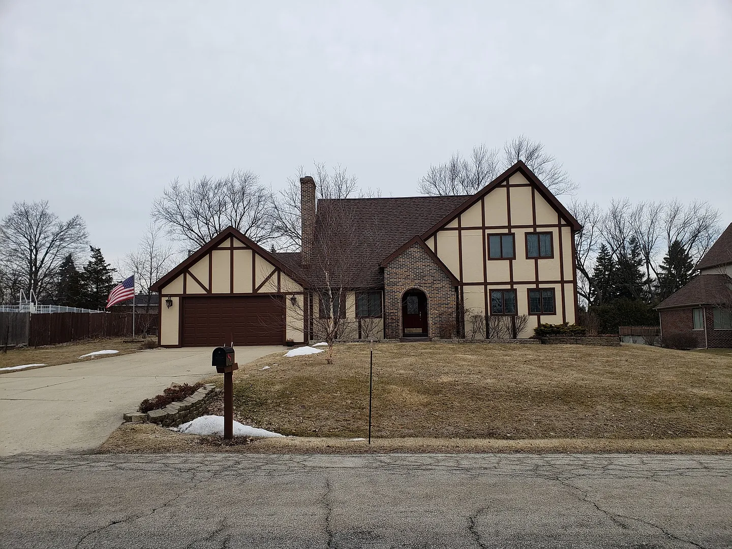 23W730 Turner Ave photo 1