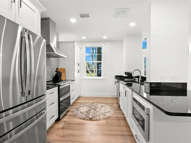 819 Bay Esplanade — Photo 13