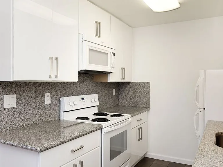 370 Staten Avenue — Photo 8