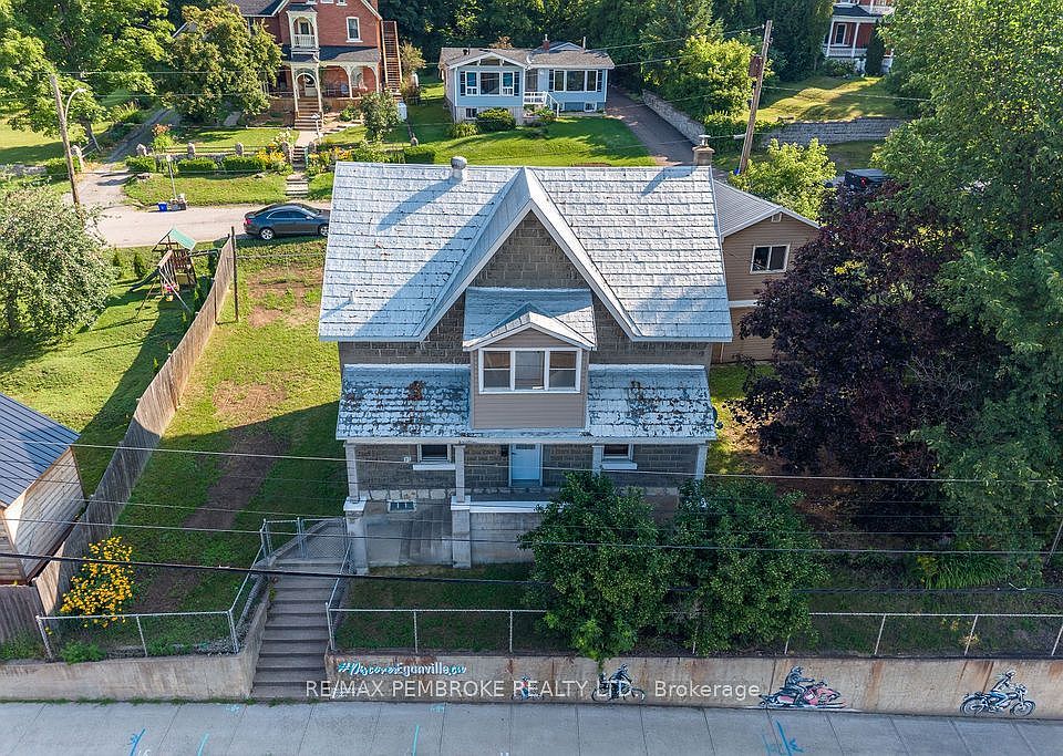 1st image of 131 Bonnechere St W