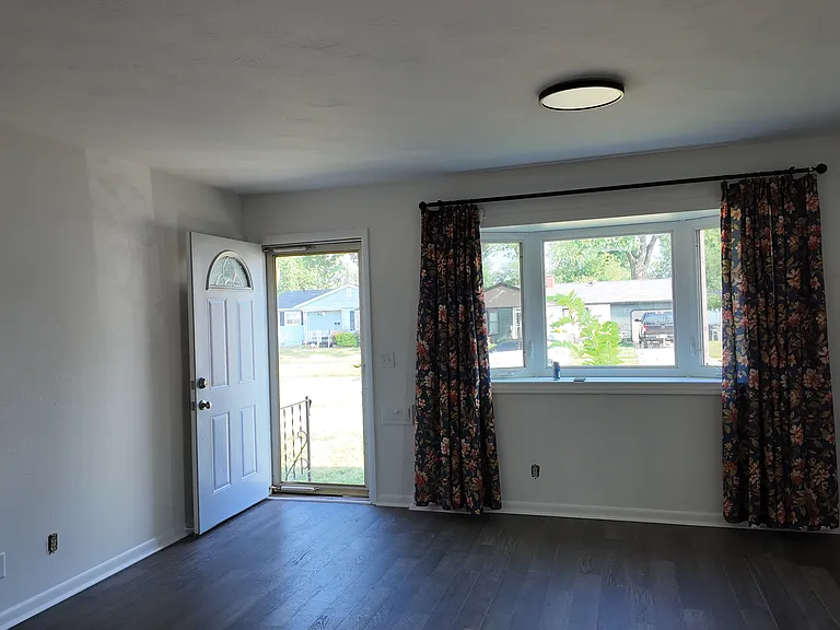 1534 Amesbury Rd — Photo 3