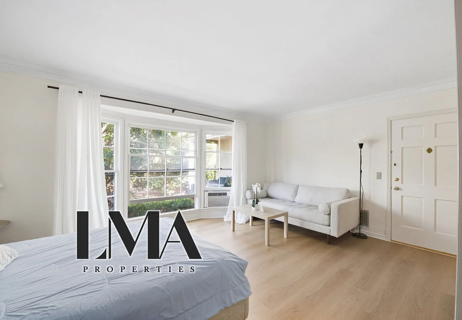 136 N Roxbury Dr — Photo 1