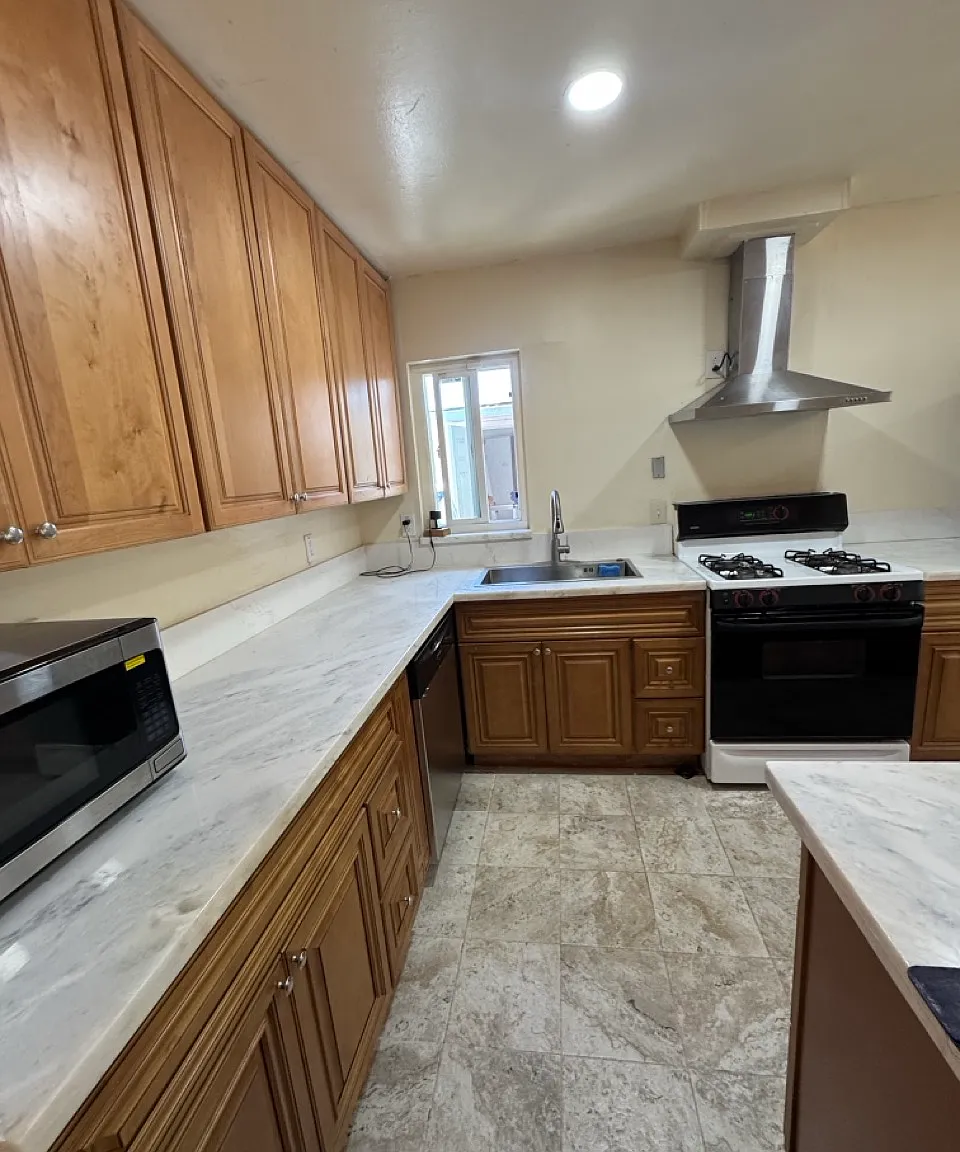 3 bed, 888 sqft, $2,400 — Photo 3
