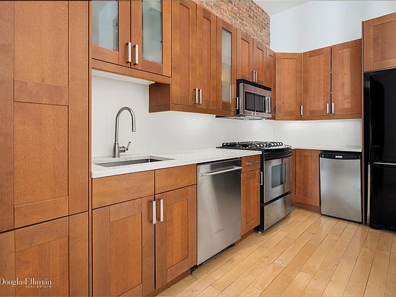 4th image of 35 E 10th St #4BC