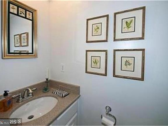 4th image of 4879 Chevy Chase Dr #157