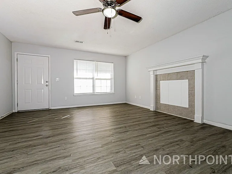 305 NW Woodbury Dr — Photo 2