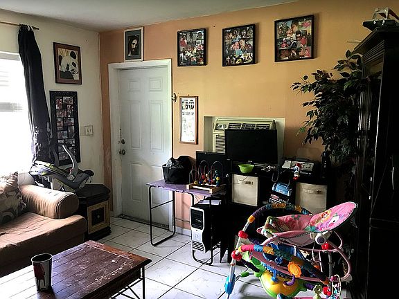 2nd image of 205 SE Abeto Ln