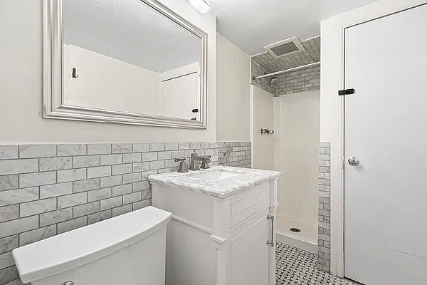 Bathroom, photo 1