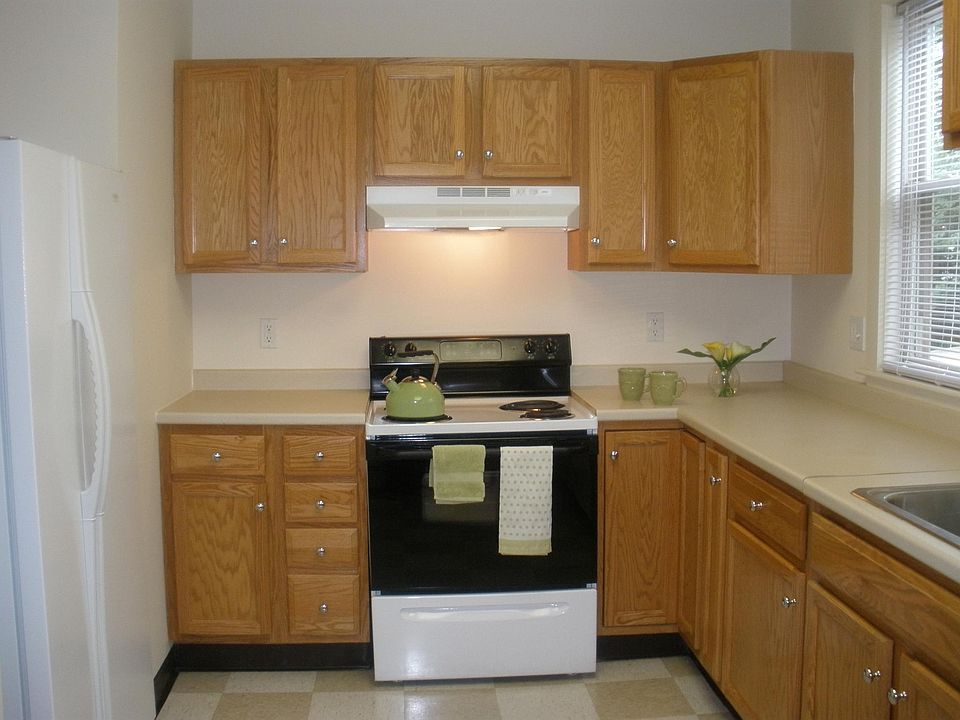 2nd image of 693 Broad St